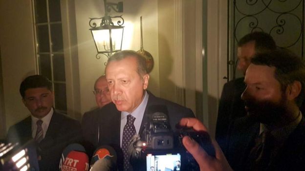 Presidente da Turquia fala a repórteres na noite de sexta-feira