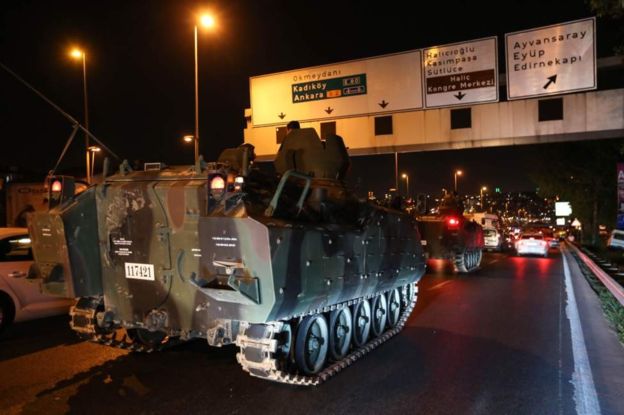 Tanques nas ruas de Istambul mostram a instabilidade na Turquia
