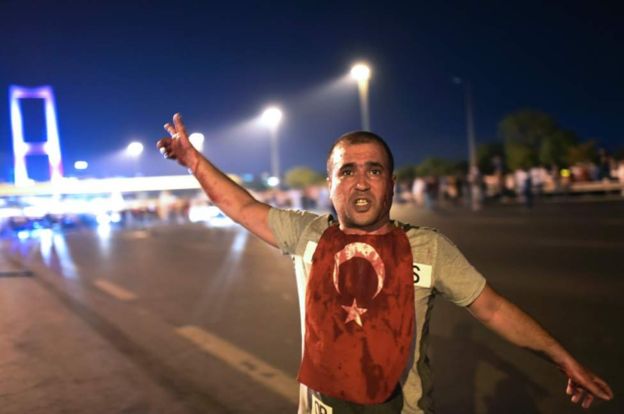 Manifestantes favoráveis ao golpe teriam sido feridos a tiros na ponte Bósforo em Istambul