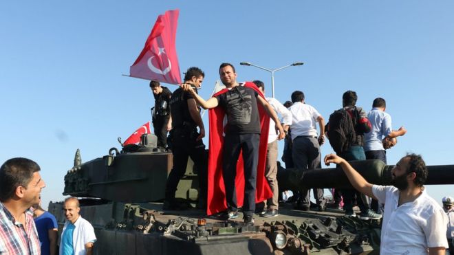 Partidários de Erdogan protestam nas ruas de Istambul